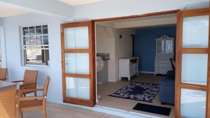 Ruang duduk di Sandollar at Blueview A cozy, cute flat with a wow view