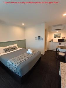 Postel nebo postele na pokoji v ubytování Surf Beach Motel Newcastle