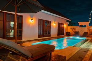 Bazén v ubytování Kardi Residence By Bali Cabin nebo v jeho okolí