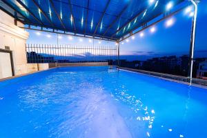 a large swimming pool on the roof of a building at MELANTA HOTEL FLC SẦM SƠN in Sầm Sơn