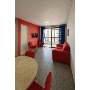 salon z czerwoną kanapą i stołem w obiekcie 205 Atlântico Residence Vista Mar w mieście Fortaleza
