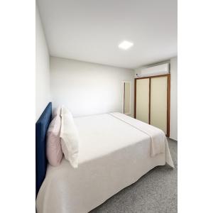 sypialnia z dużym białym łóżkiem w pokoju w obiekcie 205 Atlântico Residence Vista Mar w mieście Fortaleza +7 zdjęć