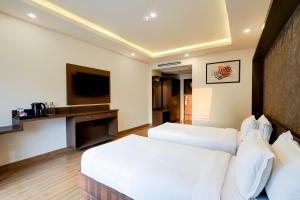 TV a/nebo společenská místnost v ubytování Hotel Tark Plaza Near IGI Airport Delhi