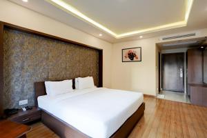 Postel nebo postele na pokoji v ubytování Hotel Tark Plaza Near IGI Airport Delhi