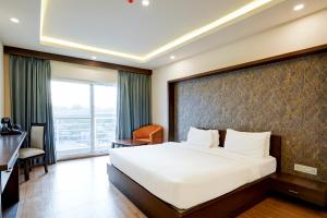 Postel nebo postele na pokoji v ubytování Hotel Tark Plaza Near IGI Airport Delhi