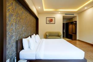 Postel nebo postele na pokoji v ubytování Hotel Tark Plaza Near IGI Airport Delhi