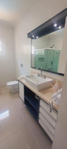 Koupelna v ubytování Casa com piscina aquecida, a 20 min do Beto Carrero