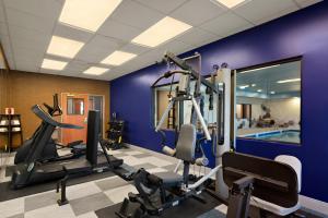 a room with a gym with a swimming pool at Comfort Inn & Suites Ashland - Richmond North in Ashland