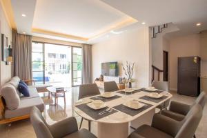 a kitchen and living room with a table and chairs at Pooler Property in Hua Hin