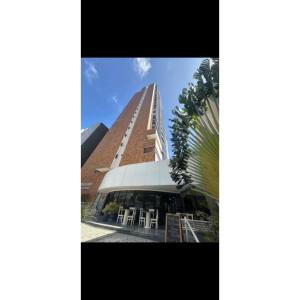 205 Atlântico Residence Vista Mar في فورتاليزا: مبنى طويل مع مبنى