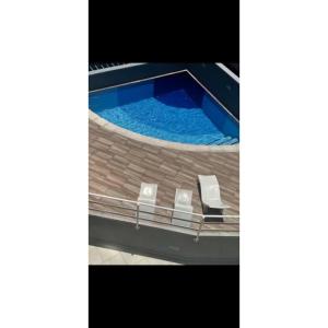 widok na basen z 2 krzesłami w obiekcie 205 Atlântico Residence Vista Mar w mieście Fortaleza
