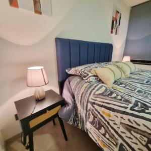 Ένα ή περισσότερα κρεβάτια σε δωμάτιο στο Cercano a Megavisión con Estacionamiento
