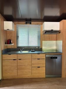 Kuchyň nebo kuchyňský kout v ubytování Camping Cala Pola