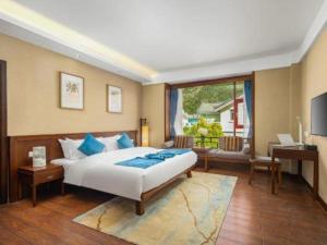Ένα ή περισσότερα κρεβάτια σε δωμάτιο στο Lijiang Ziyue Hotel +138 φωτογραφίες