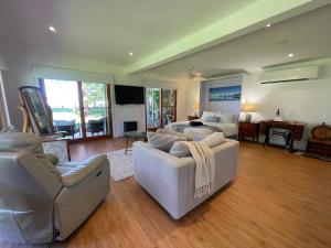 Μια τηλεόραση ή/και κέντρο ψυχαγωγίας στο Lake House Escape - Lake Front Couples Retreat! +14 φωτογραφίες