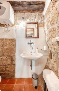 a bathroom with a sink and a mirror at IL NIDO di PITIGLIANO in Pitigliano
