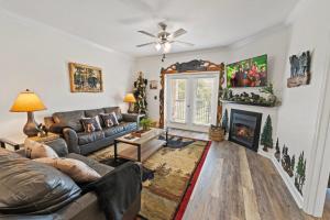 a living room with a couch and a fireplace at A Beary Good Getaway condo in Pigeon Forge