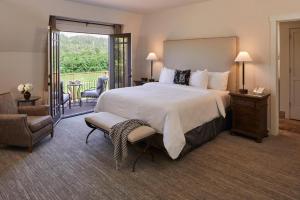 a large bedroom with a large bed and a balcony at Wine Country Inn & Cottages Napa Valley in Barro +55 photos