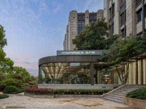 a building with a sign that reads the tuctrusty at Tongxiang Inspirock Hotel in Jiaxing