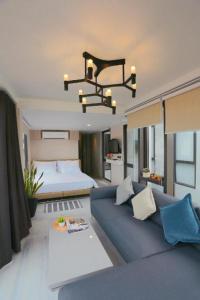 Un pat sau paturi într-o cameră la The River House Chiangkhan Hotel