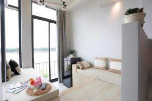 O zonă de relaxare la The River House Chiangkhan Hotel