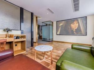 salon z zieloną kanapą i stołem w obiekcie James Joyce Coffetel Chengdu Longquan Dongfang Huada Plaza w mieście Chengdu