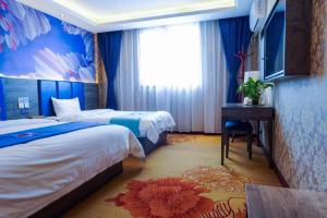 a hotel room with two beds and a desk at PAI Hotel·Luoyang Dingding Bei Road Hongjin Logistics International Peony Garden in Luoyang +161 photos