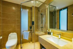 une salle de bain avec toilettes, lavabo et douche dans l'établissement City Comfort Inn Wuhan Hongshan District Baishazhou Huangjiahu University Town, à Wuhan 141 autres photos