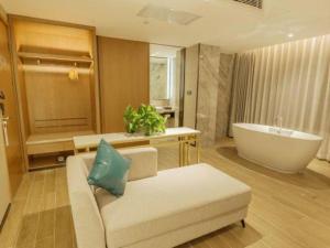 - un salon avec un canapé et une baignoire dans l'établissement Borrman Hotel Liuzhou Guizhong Avenue Liugao, à Liuzhou 152 autres photos