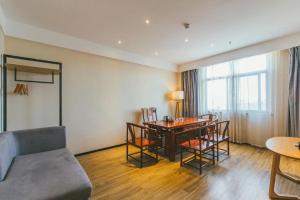 un salon avec un canapé et une table dans l'établissement City Comfort Inn Wuhan Hongshan District Baishazhou Huangjiahu University Town, à Wuhan