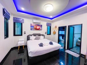 a bedroom with a bed with a blue ceiling at VS PoolVilla in Ban Thang Khun