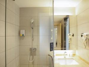 une salle de bain avec douche et lavabo dans l'établissement City Comfort Inn Qingyuan Yingde Weiduoli Square, à Yingde 108 autres photos