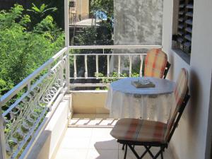 un tavolo e sedie seduti su un balcone di Jagoda Apartments a Zaostrog Altre 5 foto