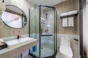 une salle de bain avec une douche, des toilettes et un lavabo dans l'établissement Thank Inn Hotel Yunnan Kunming Wuhua Puhuiyuan, à Kunming 229 autres photos