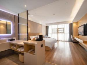 TV a/nebo společenská místnost v ubytování Gya Hotel Chengdu Global Center Jinchenghu Metro Station