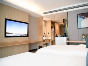 Televisyen dan/atau pusat hiburan di Gya Hotel Chengdu Global Center Jinchenghu Metro Station