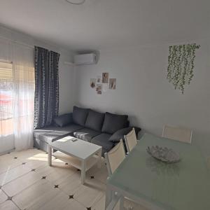 una sala de estar con un sofá y una mesa en Casa Álamo, en Puerto Real