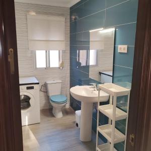 Un baño pequeño con lavabo e inodoro. en Casa Álamo, en Puerto Real 22 fotos más
