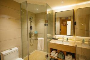 une salle de bain avec une douche, des toilettes et un lavabo dans l'établissement City Comfort Inn Chongqing Yongchuan Xuefu Avenue Wanda, à Yongchuan