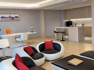 - un salon avec un canapé blanc et des oreillers rouges dans l'établissement Venus Royal Hotel Anhui Tongcheng Tongguoxiushui, à Wangguolu