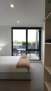Ένα ή περισσότερα κρεβάτια σε δωμάτιο στο Modern Living - 2BR 2Bath Stay +8 φωτογραφίες