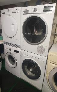 Dos lavadoras y una secadora una al lado de la otra en AT Home, en Burgas