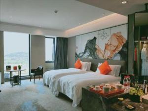 une chambre avec un grand lit et une grande fenêtre dans l'établissement Yinhu Junyi Hotel（Wildlife Park）, à Hangzhou 223 autres photos