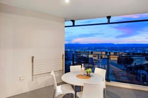 une salle à manger avec une table et des chaises et une grande fenêtre dans l'établissement Circle on Cavill - 2 Bedroom Converted Apartments - Wow Stay - No Parking Included, à Gold Coast