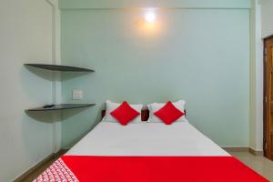 Postel nebo postele na pokoji v ubytování Hotel O K S Inn Hotel