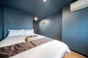 Ένα ή περισσότερα κρεβάτια σε δωμάτιο στο SULLA STAY +170 φωτογραφίες