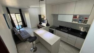 una cucina con tavolo e sedia di Apartamento 2 quartos com piscina em Copacabana a Rio de Janeiro
