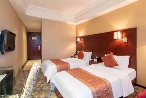 Una televisión o centro de entretenimiento en Ramada by Wyndham Wujiaochang Shanghai