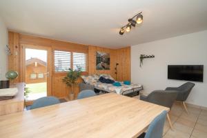 TV a/nebo společenská místnost v ubytování 2,5 Plein Sud avec terrasse + 6 fotografií