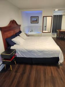 Een bed of bedden in een kamer bij Cache Creek Inn